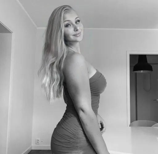 Thumbnail Andromedapulveriser's Fitting Experience with Tight Dresses