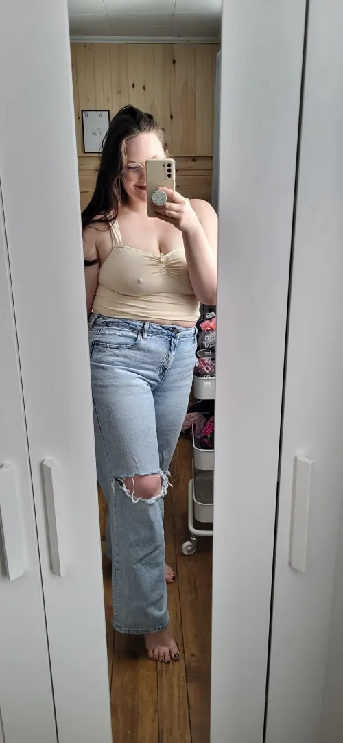 Thumbnail cestrose Radiates Sunshine and Pokies in braless