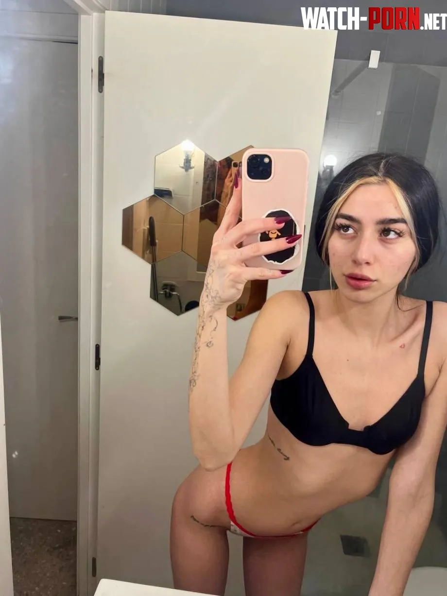 turned 18 and so horny by naughtysophiaz