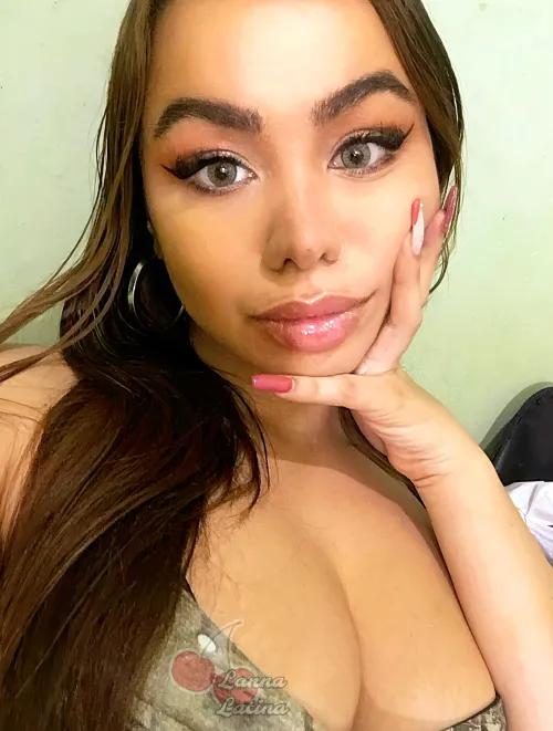 Thumbnail Selfie Dilemma: To Show or Not? by lannalatina | latinas Category