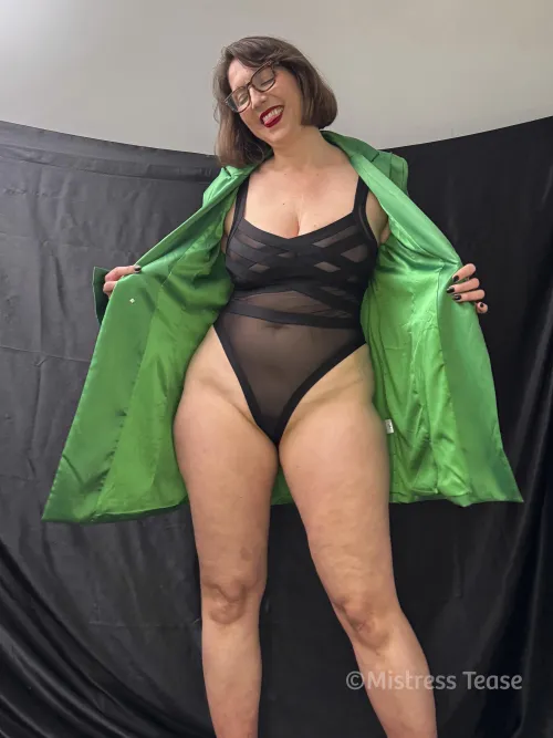 Thumbnail Packing Some Heat: A Revealing Look at thickwhitegirls by mstrssts | thickwhitegirls