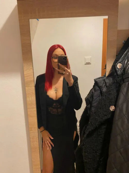 Thumbnail Keeping it Sexy with '18F': Tight Dresses with TheSillySimic