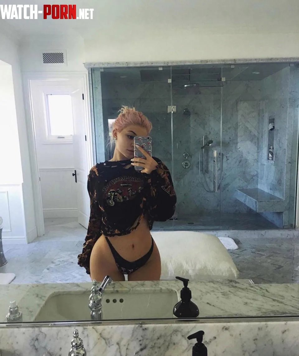 19 year old Kylie by Ginsla