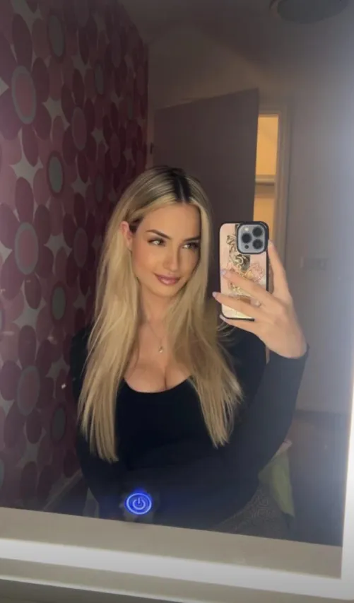 Thumbnail Discover the Charm of Mirror Selfies with a Cute Twist