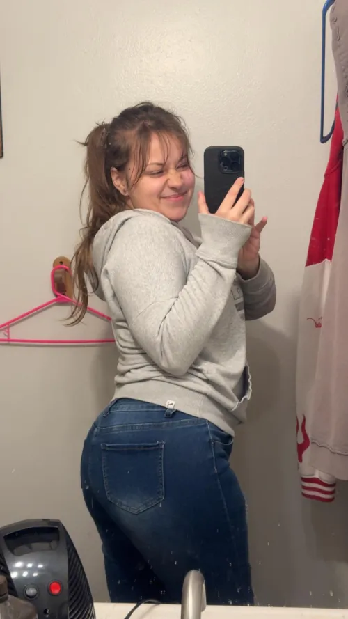 Thumbnail XcakesX Showcases a Sultry Big Booty in a MirrorSelfie Moment