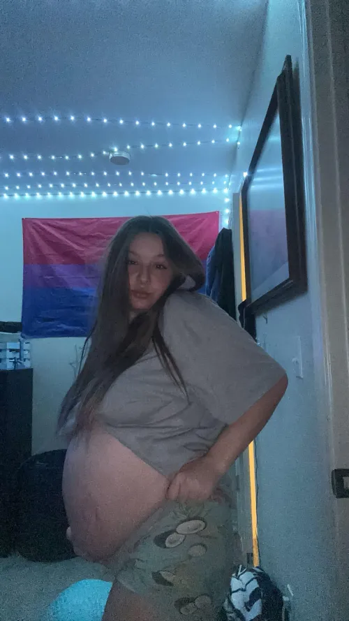 Thumbnail Biggie Bump Update: A Look at My Growing Pregnant Bump by cassieonlyxo | PregnantPetite