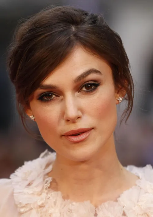 Thumbnail Keira Knightley: Iconic Beauty Unleashed | rom003