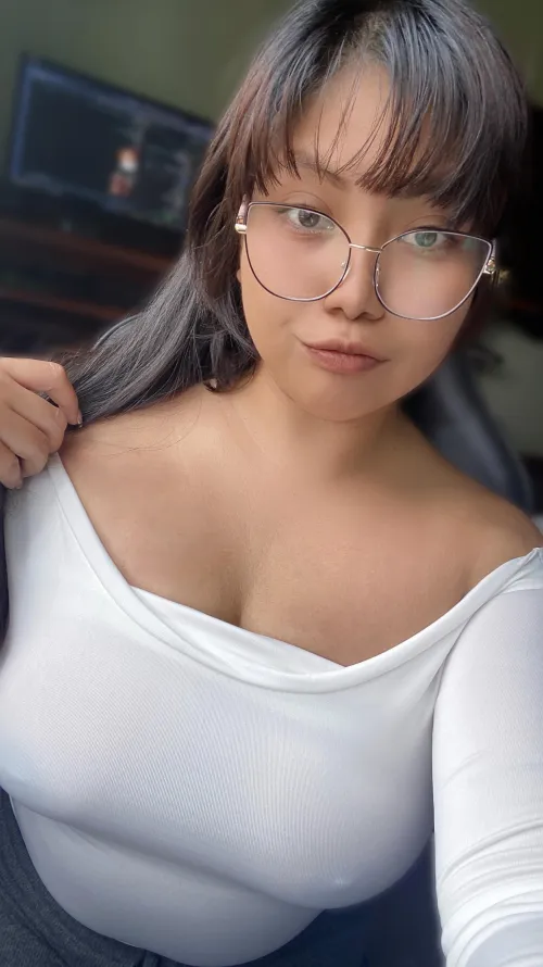 Thumbnail Boosting Productivity by Going Braless with SexyAzucena