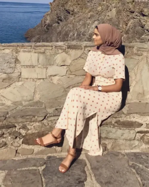 Thumbnail Muslim Beauty: Embracing the View by Desecr8or