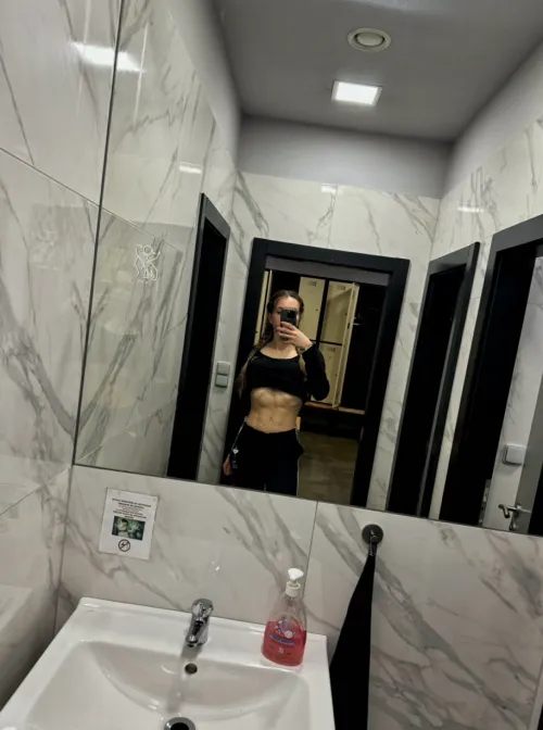 Thumbnail Classy Gym Style: OkinesNesuk2003's Fitness Elegance