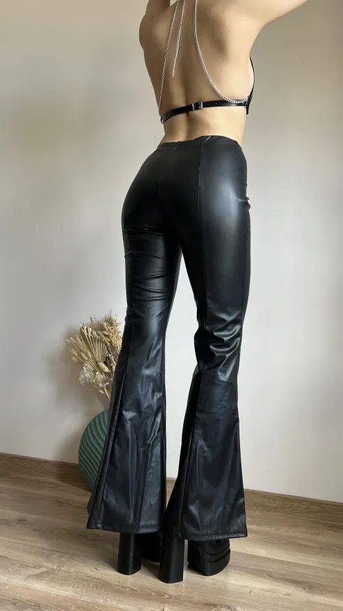 Thumbnail Leather Seduction: 'Just Tell Me How Sexy That Leather Pants Is'