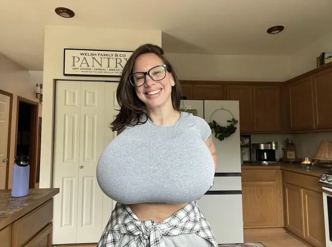 Thumbnail Radiant Smile Revealed: Insights from mrprofessional2525 | 2busty2hide