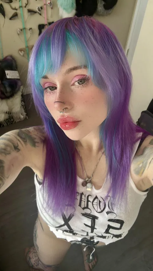 Thumbnail Gothic Mystery: RainbowGothKat's Selfie Secrets Revealed