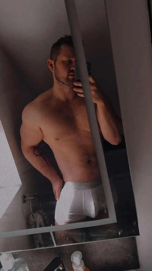 Thumbnail 31 Flattering Straight Mirror Pic Poses
