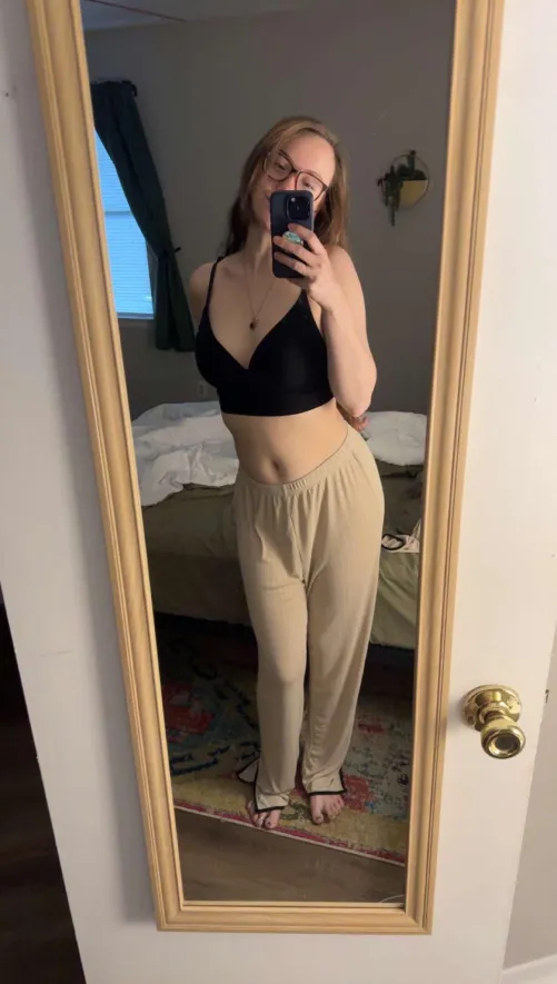 Thumbnail Cozy Comfort: IllustratorWeird7919's Relaxation Day