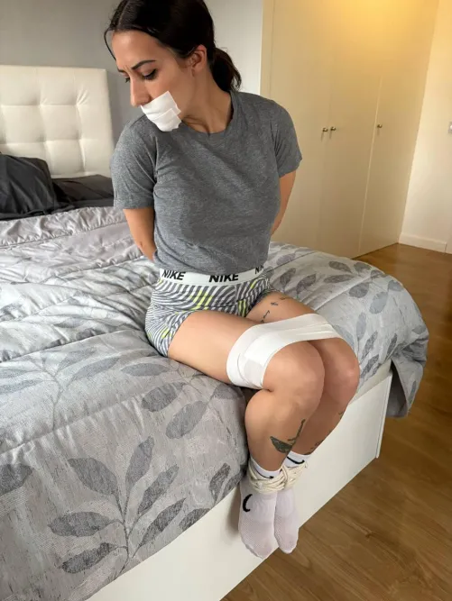 Thumbnail Damsel in Distress: 'I Fainted While Doing a Squat, Please Help Me' by Laucut