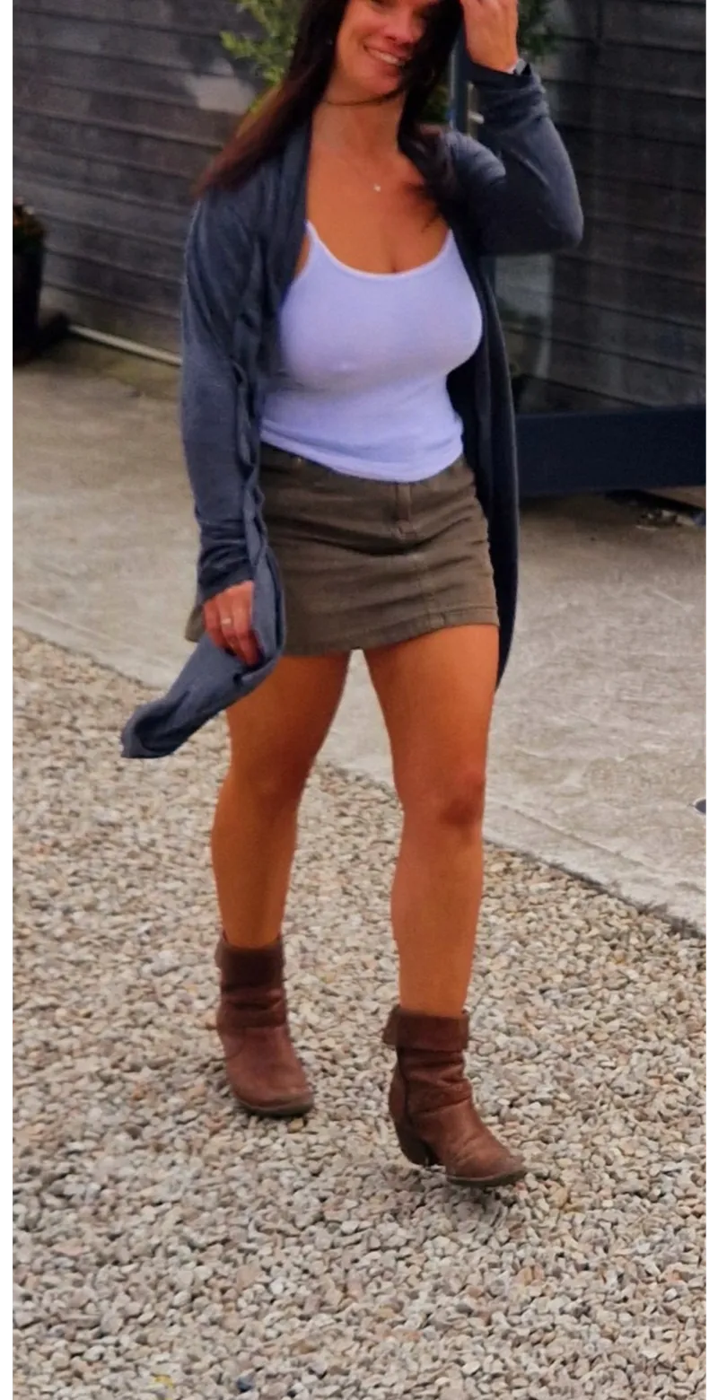 Thumbnail Versatile212 Flaunts a Tight White Vest Top: Experience Braless Comfort