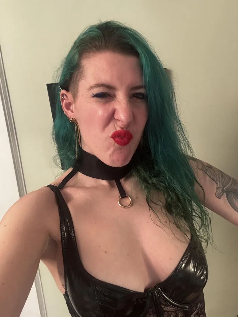Thumbnail Pretty Pout Perfection: Dive into Pouting with sirenskiss3