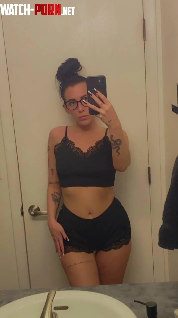 These claws don't just look good holding my phone... they were made to dig into your back, trace slow down your chest, and leave you trembling for more 🫶 by itsbrooklynnk
