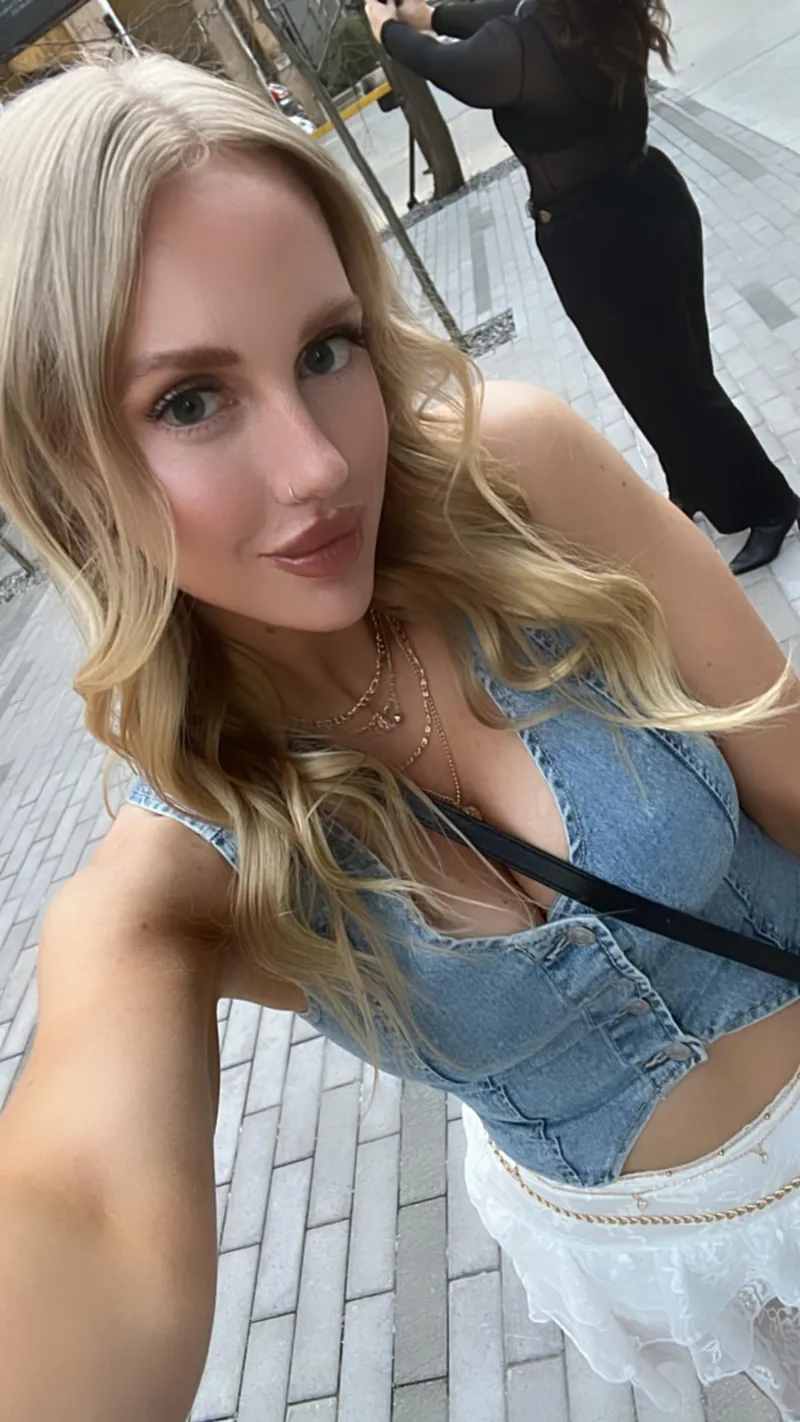 Thumbnail urbarefootbarbie Affirms the Fun of Being a Blonde