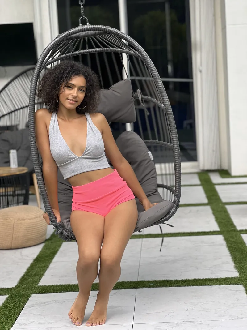 Thumbnail Naomidazexo Feels Extra Cute Today in a Stylish Crop Top
