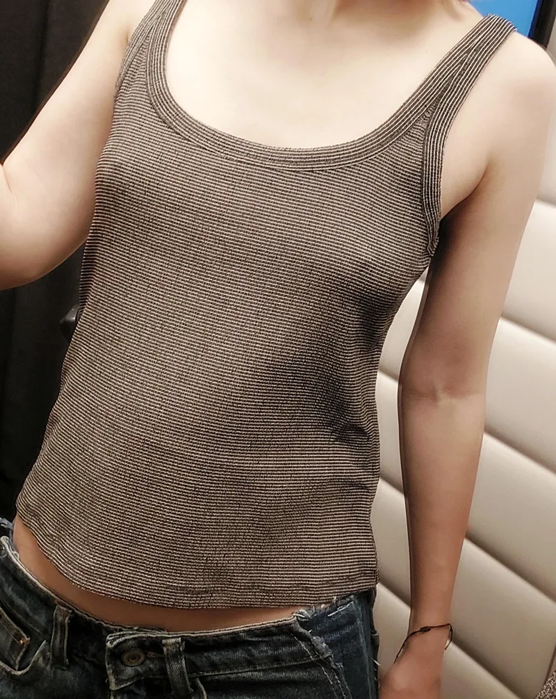 Thumbnail SashaBarefoot Tempts with a Closer Look: The Braless Experience