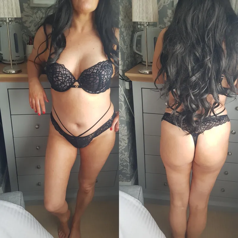 Thumbnail Embracing Individuality: ChloeDevon_uk and Her Mom Bod