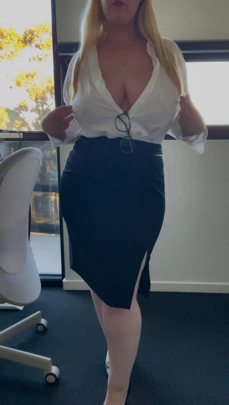 Thumbnail Step into Honeybee9219's office for a captivating curvy experience