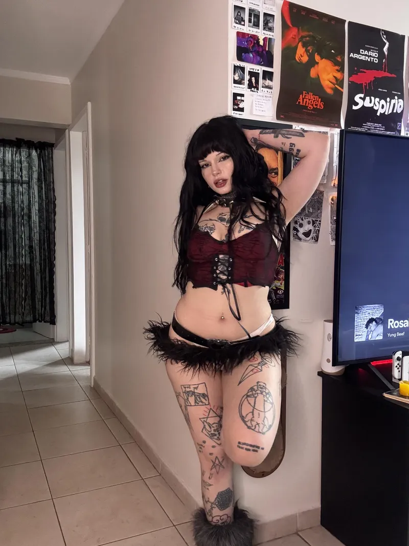 Thumbnail Flaunting Crop Tops and Tight Shorts: spiritedwildfowl's Fashion Statement