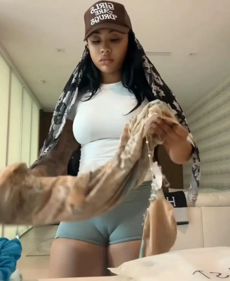Thumbnail Embracing Sensuality: Pretty Lil Camel Toe by Dz9696 in HipHopGoneWild