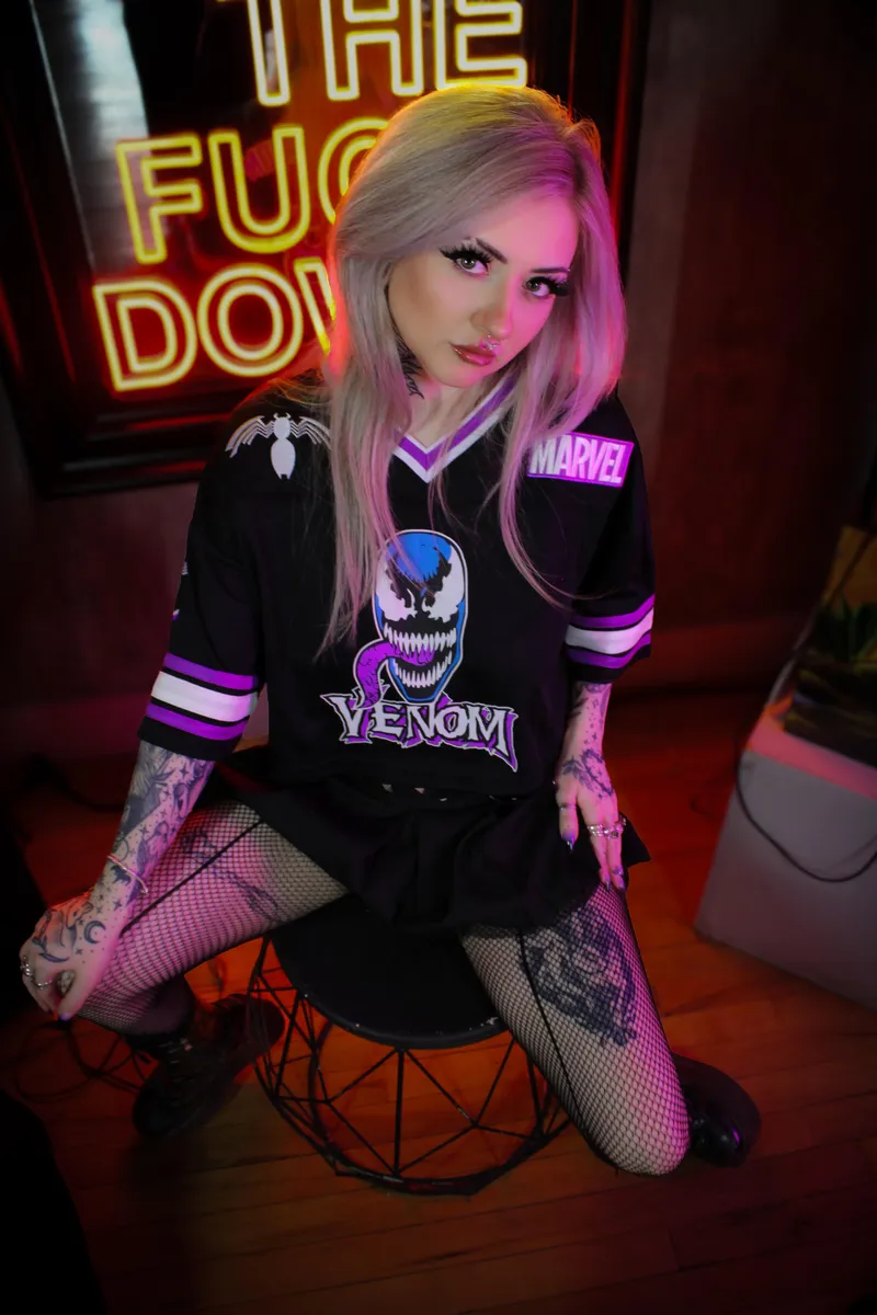 Thumbnail Nicolexxxkitty Offers a Stunning View in Blonde