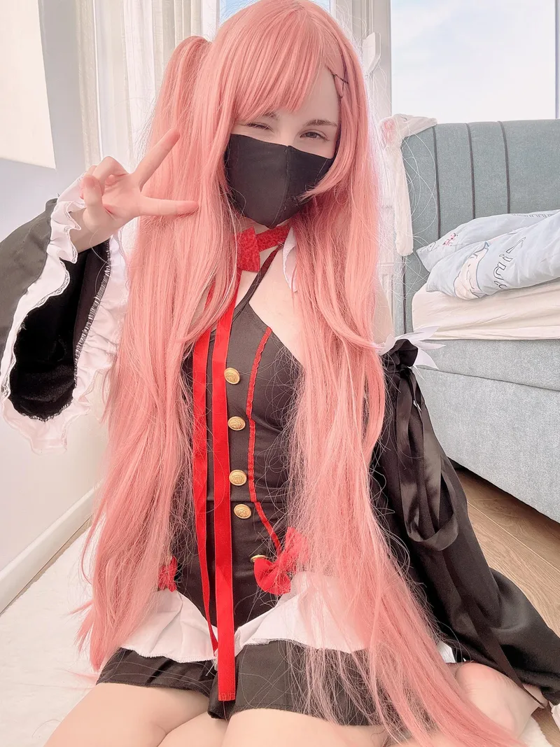 Thumbnail Transforming into Krul Tepes: Elegantreese's Cosplay Journey
