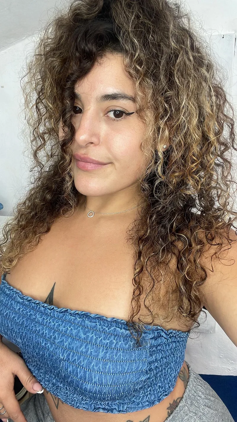 Thumbnail CurlyyDoll Shows off a Denim Crop Top in Her Latest Post