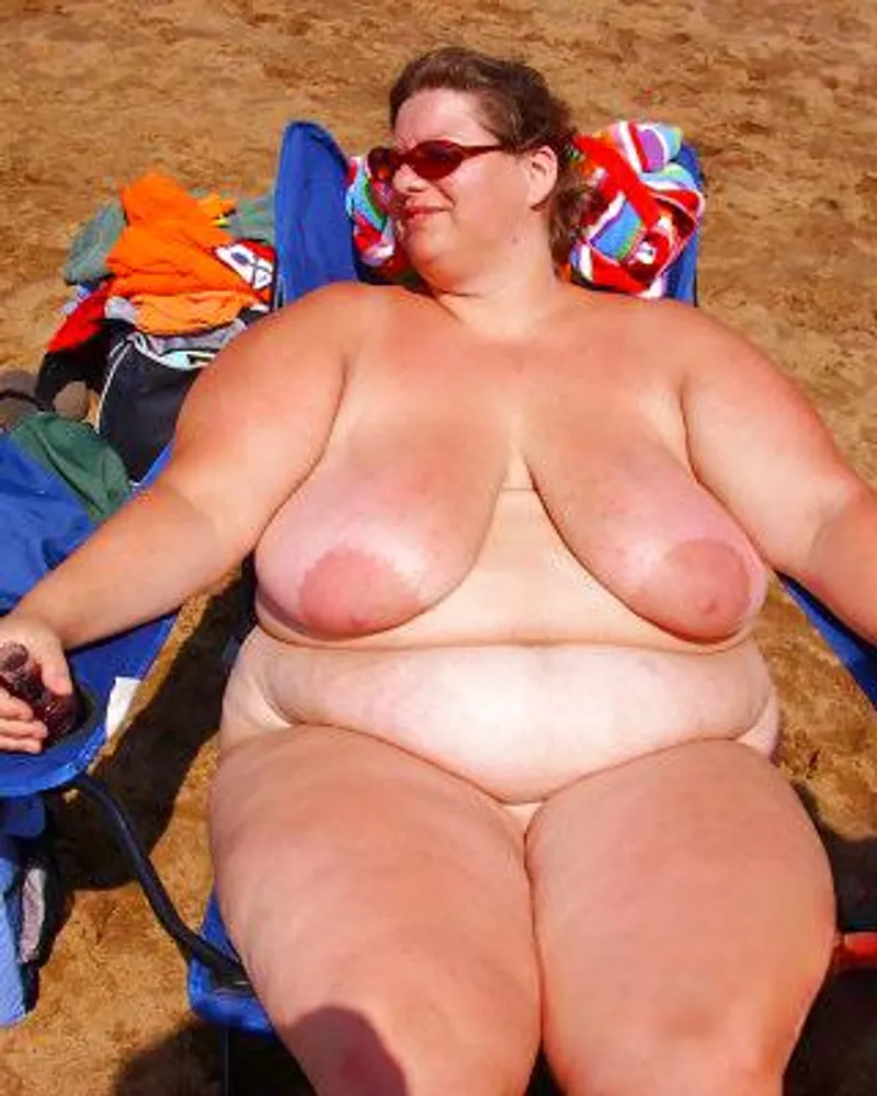 Thumbnail Allure of Curves: Celebrating Natural Beauty | Green-Salary9555