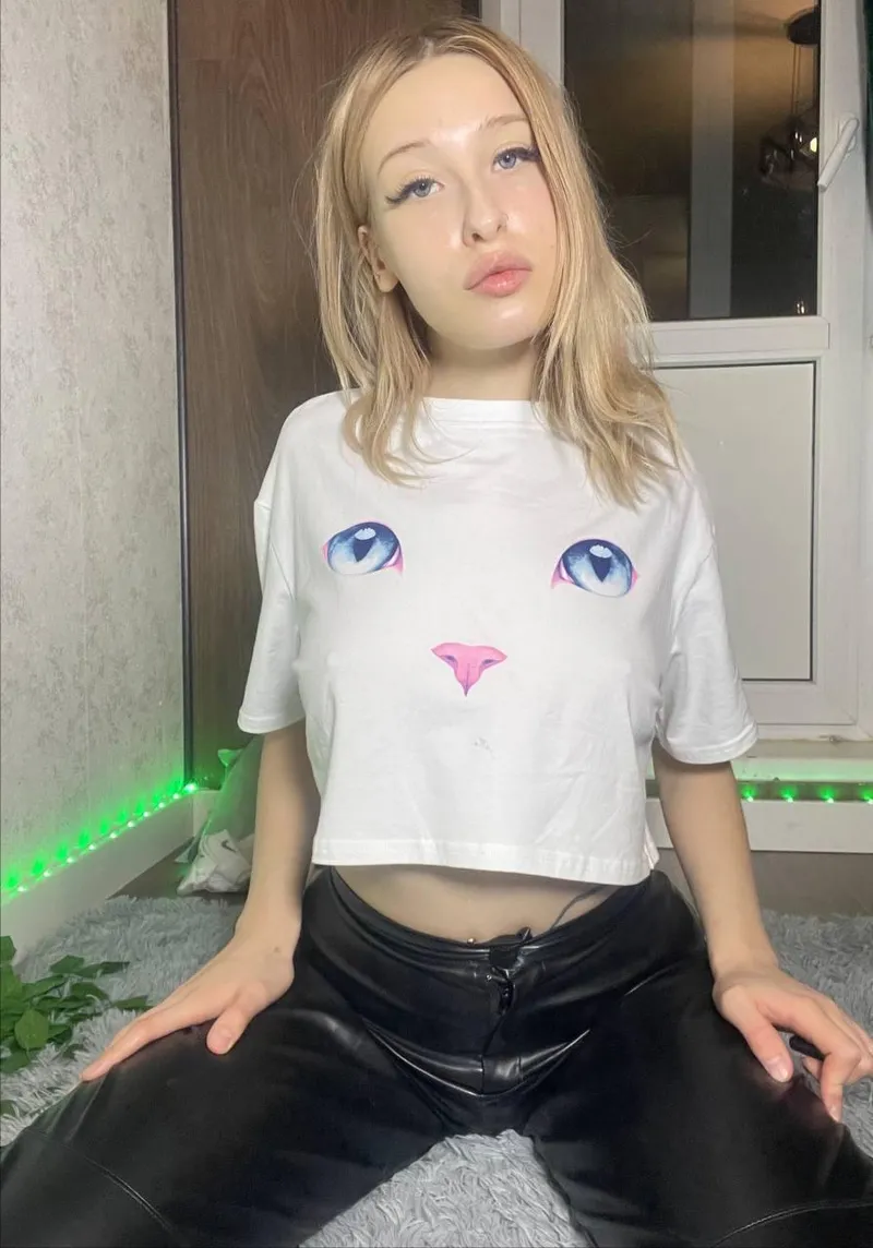 Thumbnail Catlike Seduction: Rocking Sexy Pants | LadiesInLeather