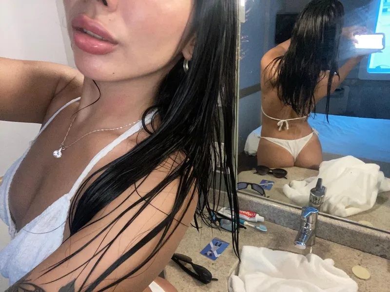 Thumbnail Discovering the Allure of Back Shots in MirrorSelfies by leylahtwin