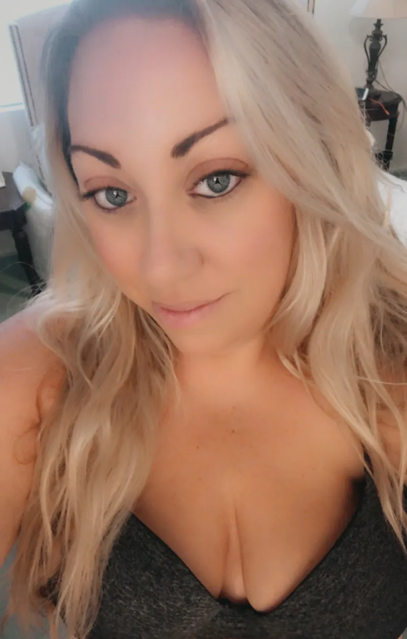 Thumbnail HayleyFredric Sends Selfies and Kisses in the Blonde Realm