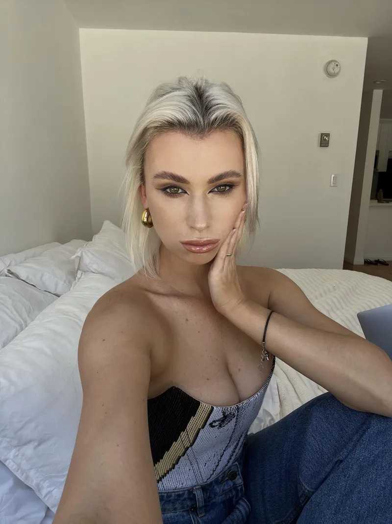 Thumbnail Love & Connection: Walking Together with putricinta - Insights from classygirls