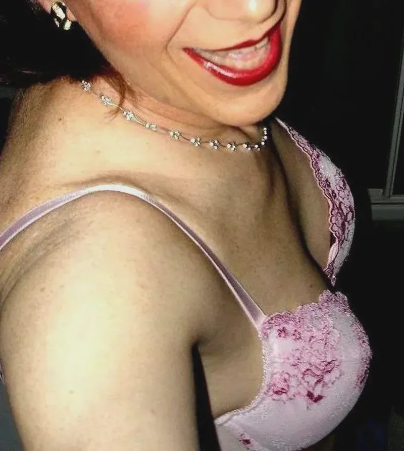 Thumbnail Karren_H: Stylishly Revealing an Older Pretty Pink Bra [IRTR]