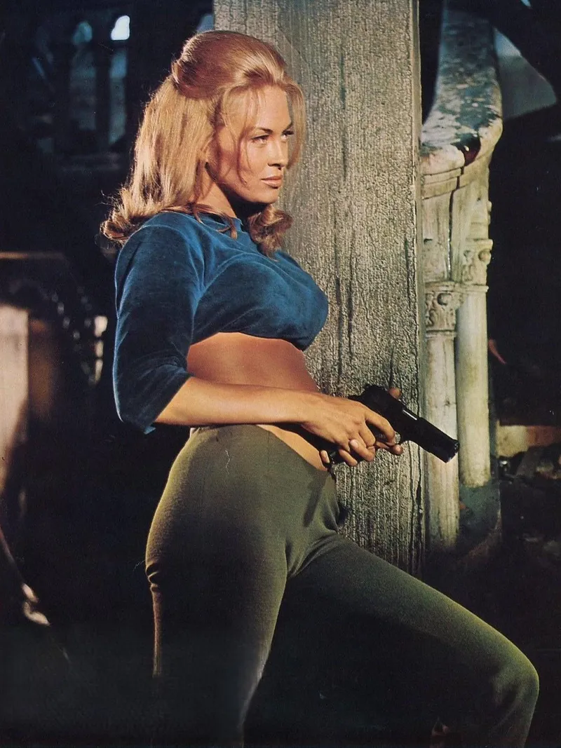 Thumbnail Remembering Faye Dunaway in 'The Happening' (1967) | girlswithguns