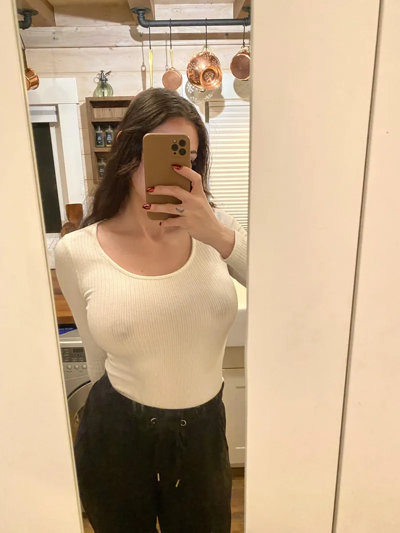 Thumbnail Shy Yet Bold: The Contradictory Appeal of giabambaci's Pokies
