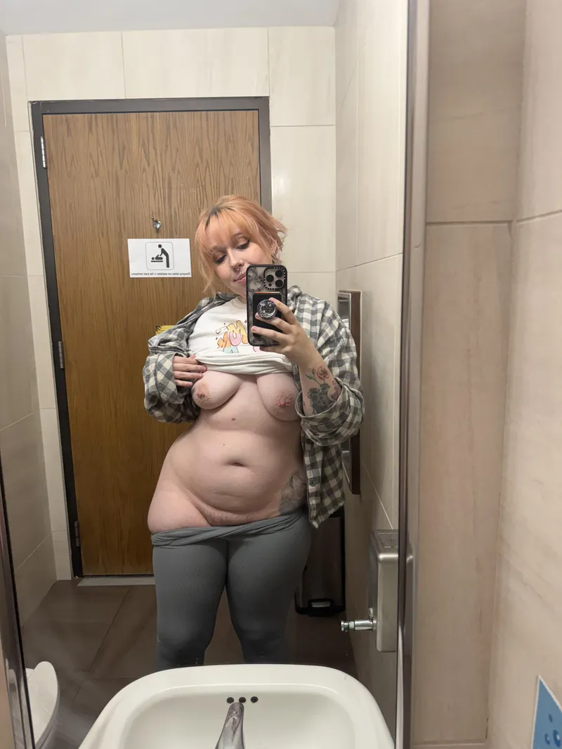Thumbnail Confident Curves: 26f Librarian Showcases Style | loopyluc123