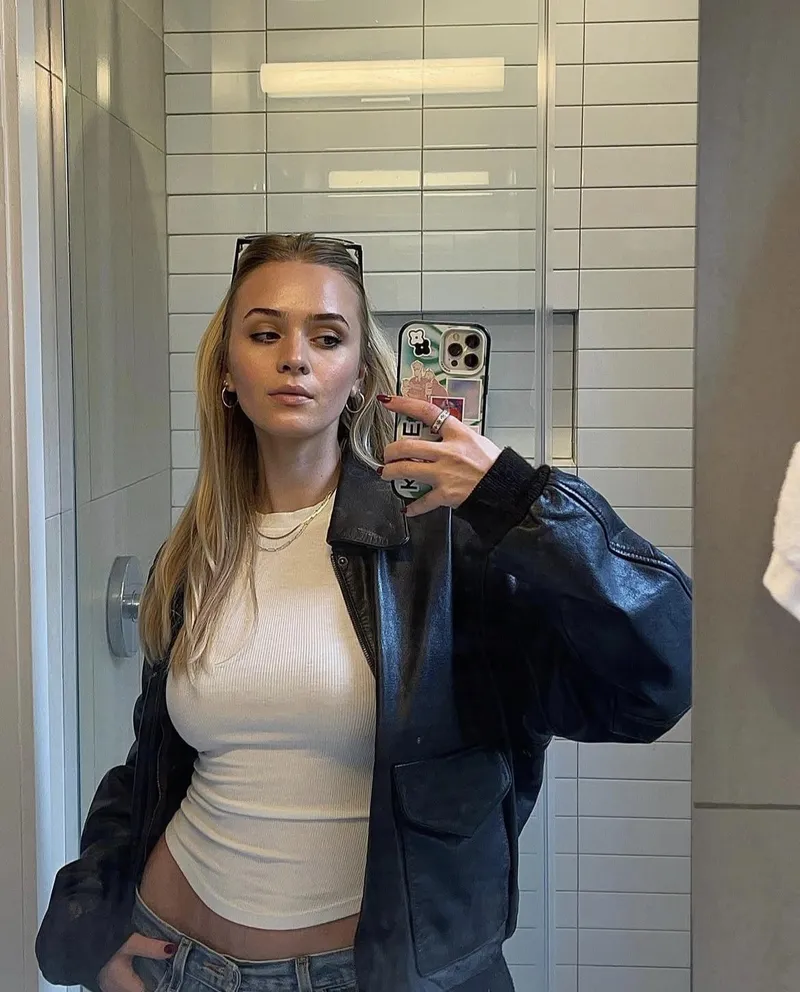 Thumbnail Mirror Selfie by QueriousGorge | Croptopgirls Category