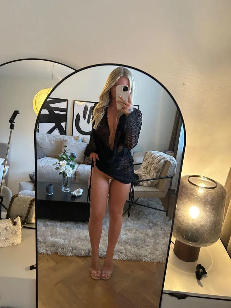 Thumbnail Sure-Net-1628's Panty-Free Reveal in TightDress