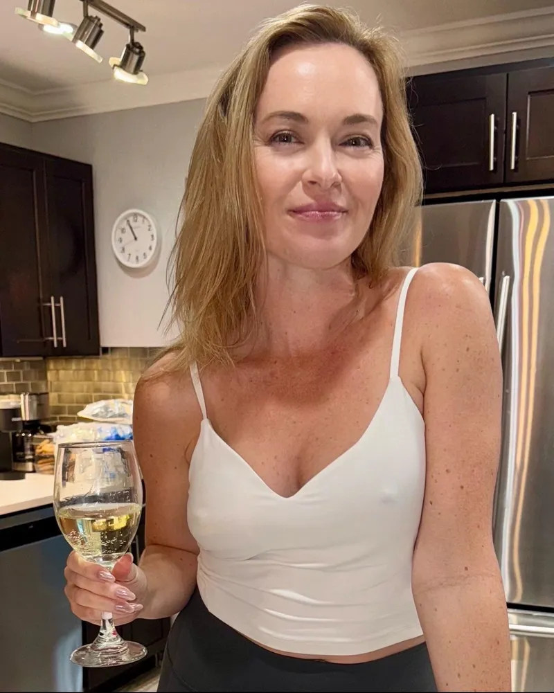 Thumbnail Kate_Monogamish's Braless Kitchen Adventure [F48]