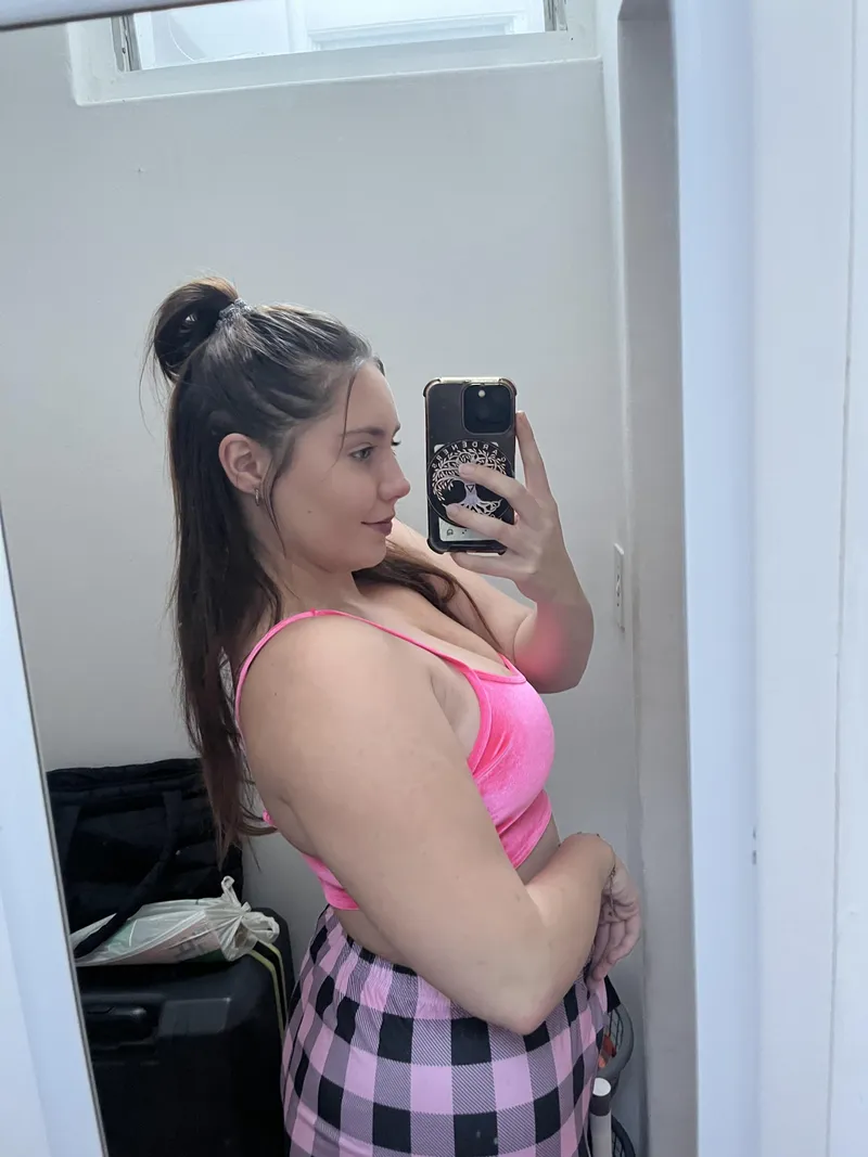 Thumbnail Aiming for Good Lighting and Perfect Reflection by DonnaBellexo in MirrorSelfie