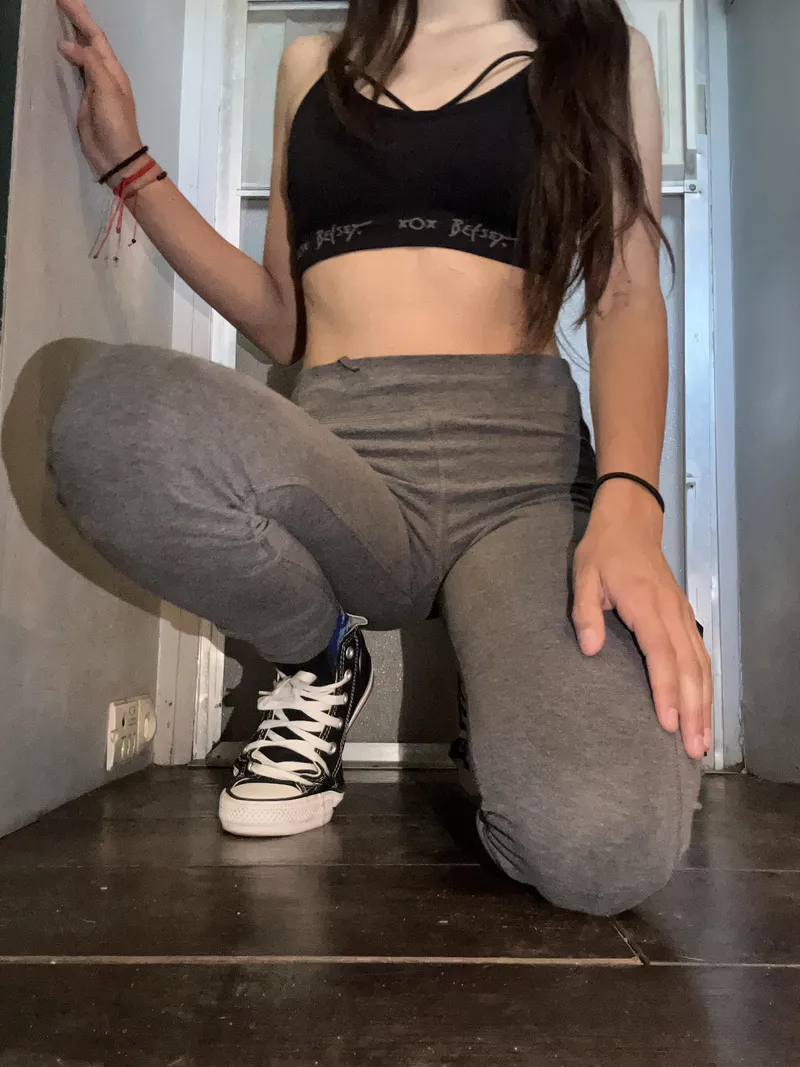 Thumbnail YourGymCrushXoXo Radiates Beauty: Gym Leggings Styling for Croptopgirls