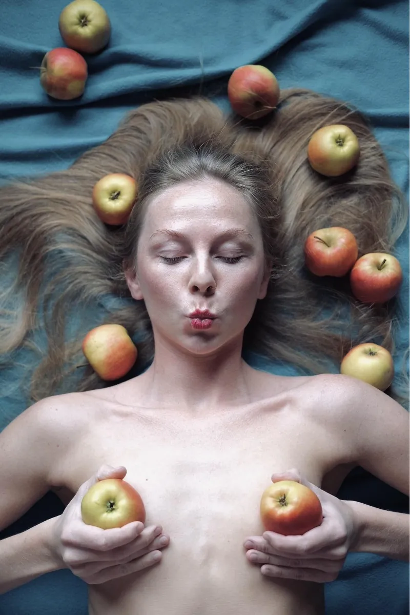 Thumbnail Apple Smooch: An Artful Redhead Display