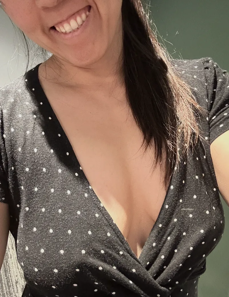 Thumbnail Radiate Confidence: thecaringdoc Embraces Cleavage