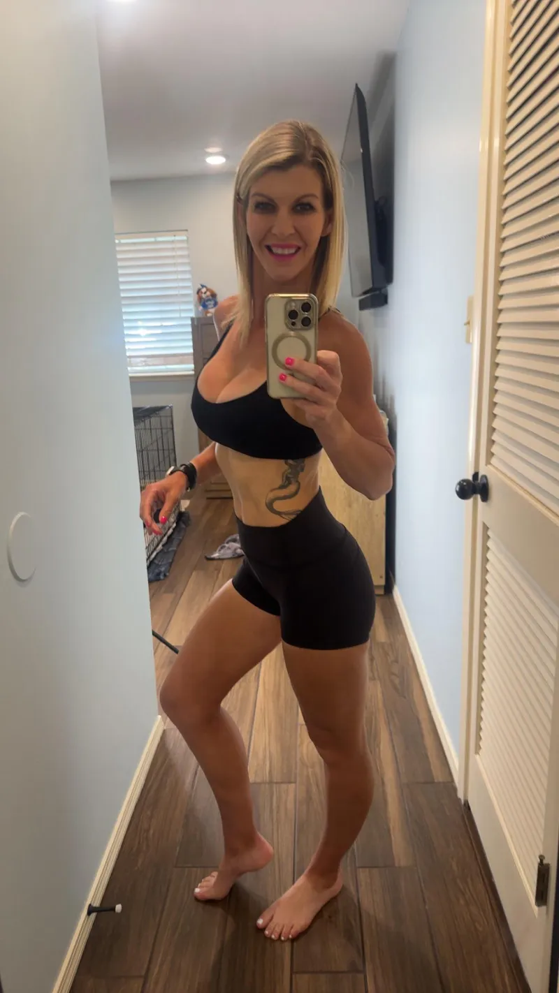 Thumbnail fitnesswife1983's Gym MILF Selfie Saga Continues
